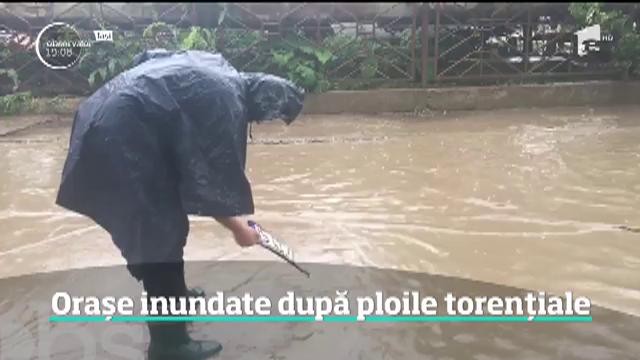 Fuioare uriaşe care aduc cu tornadele au băgat panică &icirc;n rom&acirc;ni