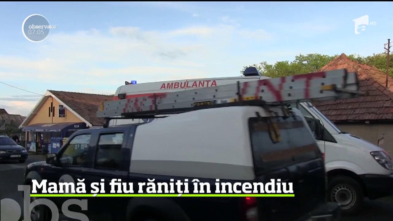 O mamă şi fiul ei au ajuns la spital seara trecută după ce un incendiu a cuprins gospodăria &icirc;n care familia locuia