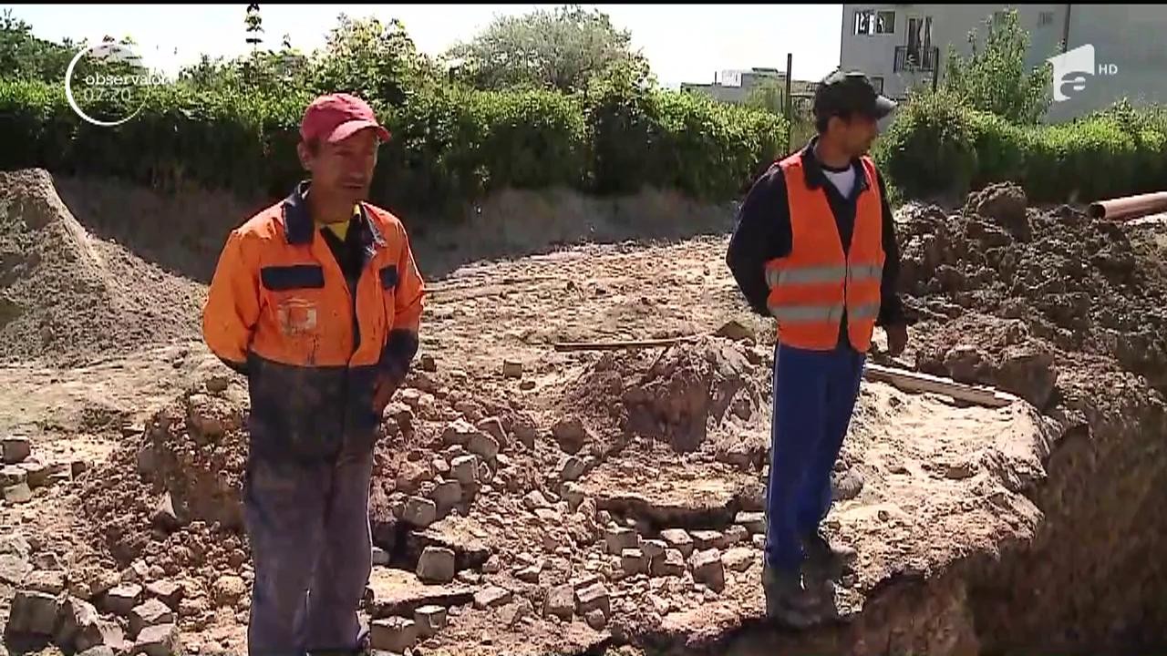 Munţi de moloz, străzi, faleze pline de gropi şi cabluri lăsate la voia &icirc;nt&acirc;mplării. Aşa sunt aşteptaţi turiştii la Eforie Nord, &icirc;n acest sezon estival