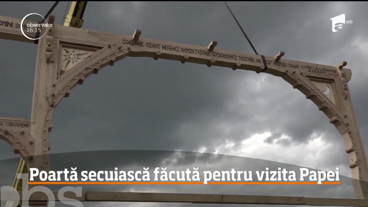 La Şumleu Ciuc, &icirc;n apropierea altarului unde Papa Francisc va oficia o liturghie, a fost deja amplasată o poartă secuiască de mari dimensiuni