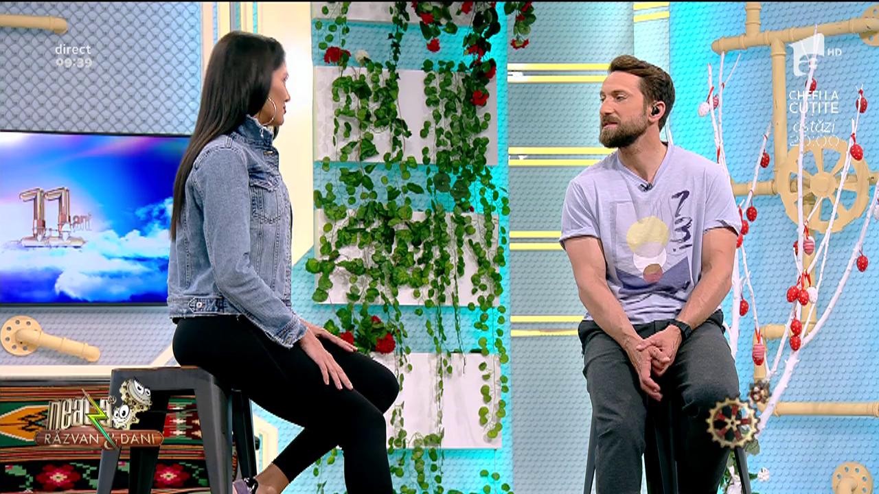 Neatza cu Răzvan și Dani. Ruxandra Luca, dezbrăcată &icirc;n direct la TV! Dani Oțil: Nu am știut că ai pătrățele!