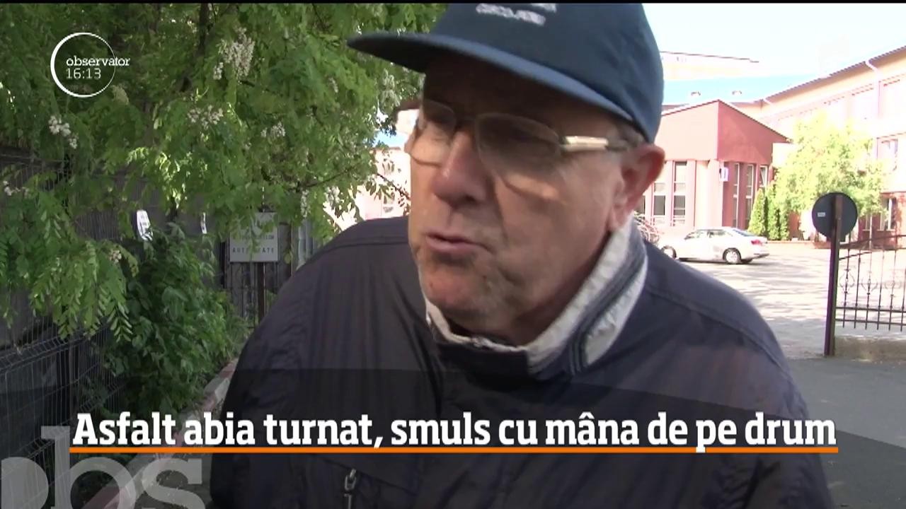 Asfalt abia turnat, smuls cu m&acirc;na de pe un drum din Vatra Dornei