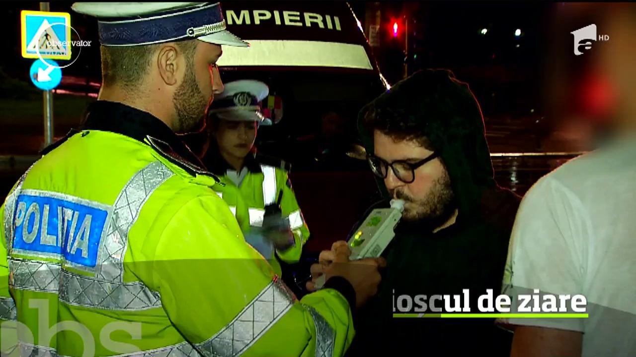 Accident &icirc;n Capitală, o maşină a ajuns &icirc;ntr-un chioşc de ziare, iar alta a pus la păm&acirc;nt mai mulţi st&acirc;lpi de protecţie de pe marginea trotuarului