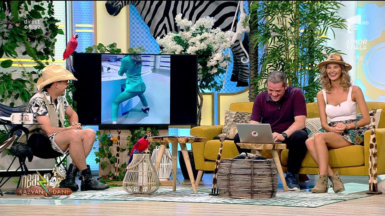 Smiley news. Prezentatoarea de ştiri care stă pe un scaun imaginar