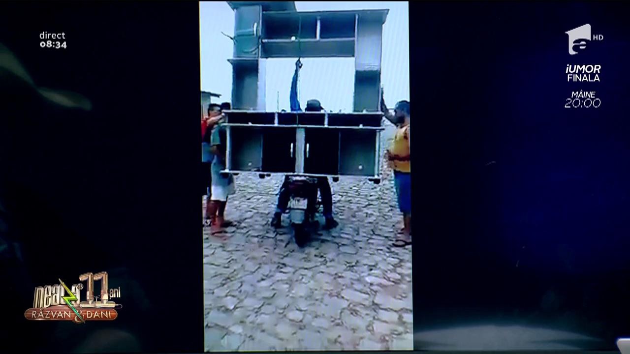 Smiley news. Au cărat un dulap cu motocicleta