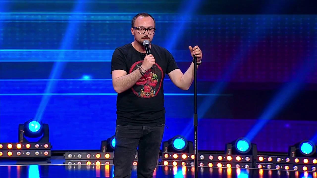 Finala iUmor. George Țintă, stand-up comedy de excepție: Mamei îi plac animalele. Într-o zi a venit cu un papagal. Mi-a zis: te rog să-mi spui Marcel. Sunt tatăl tău vitreg!