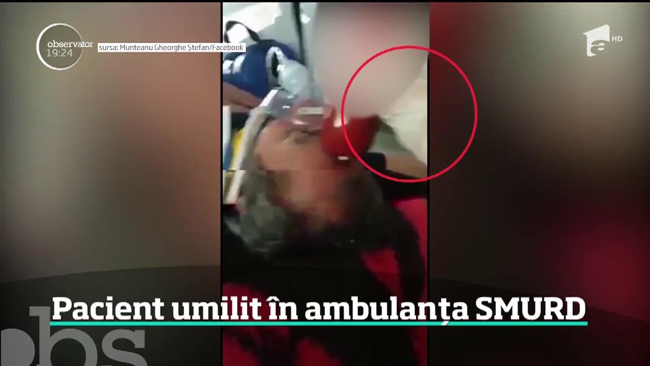 Un bărbat &icirc;n uniformă SMURD, filmat c&acirc;nd loveşte cu un baton de salam un pacient