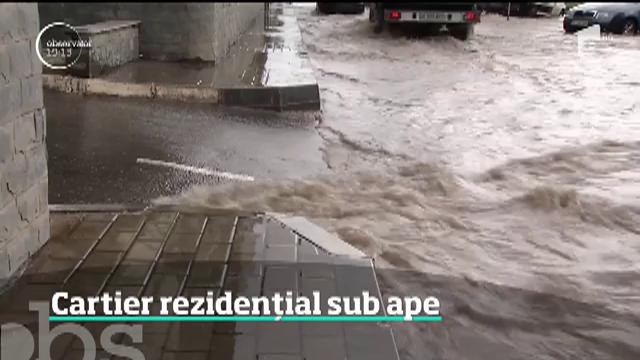 Panică &icirc;ntr-un ansamblu rezidenţial de l&acirc;ngă Bucureşti!  Străzile s-au scufundat sub ape.