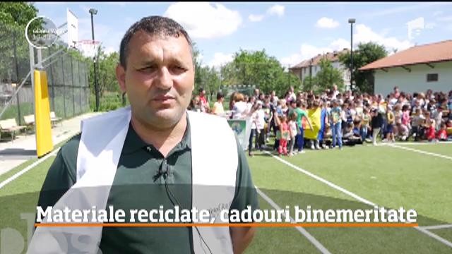 După faptă şi răsplată. Elevii unei școli din Argeș au reciclat sticle, pungi, plastice și cărţi