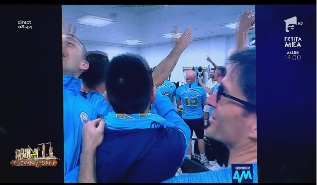 Smiley news - Neatza cu Răzvan și Dani. Cum au sărbătorit jucătorii de la Manchester City c&acirc;știgarea campionatului