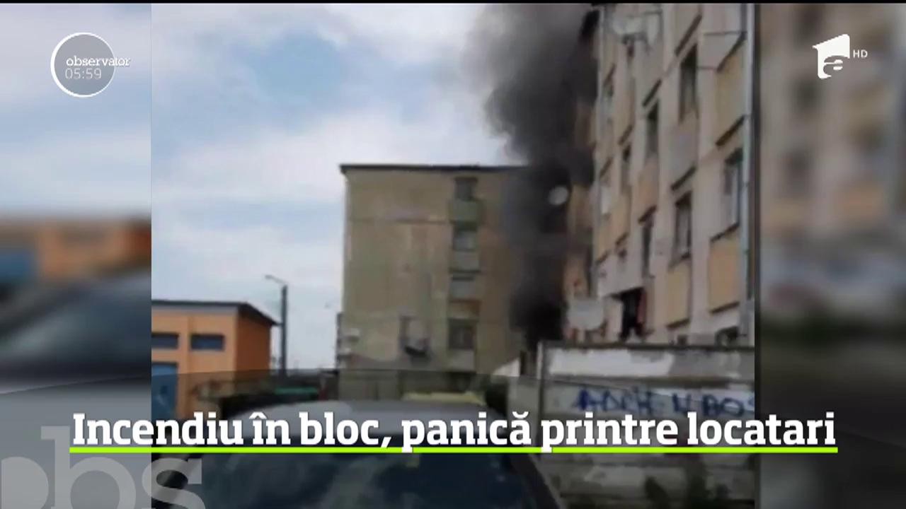 Incendiu violent &icirc;ntr-un bloc din Hunedoara. Speriaţi de fumul gros, mulţi locatari au sărit de la geamuri