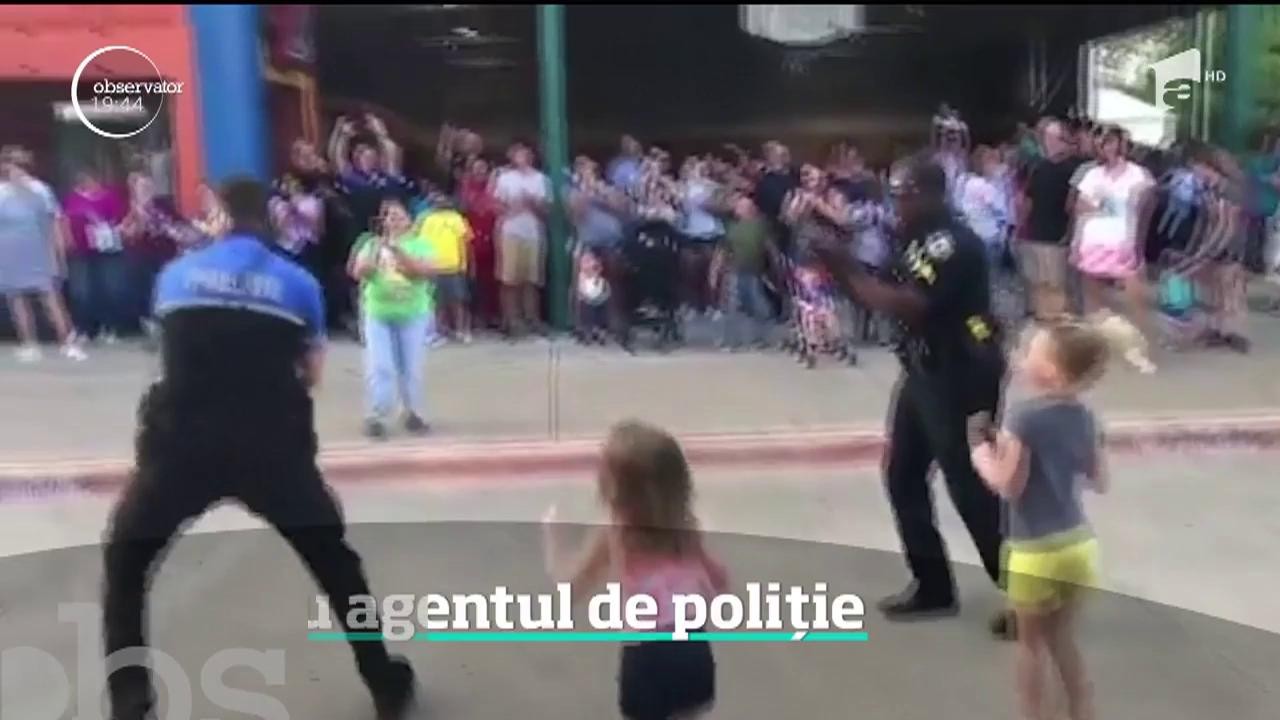 Un poliţist din Dallas le-a explicat copiilor regulile de bună purtare &icirc;n paşi de dans!