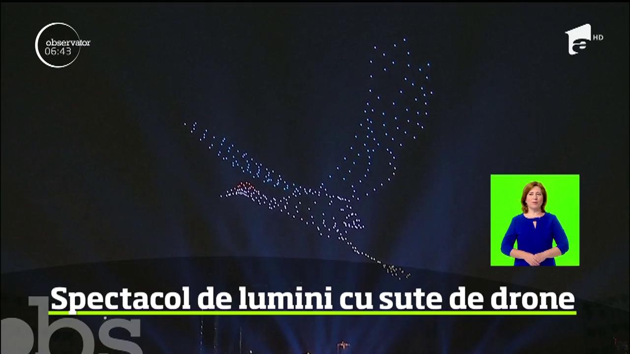 Spectacol de lumini inovator, &icirc;n China. Peste 400 de drone cu lumini colorate au fost folosite pentru a forma diferite modele şi forme 3D, pe cerul unui oraş