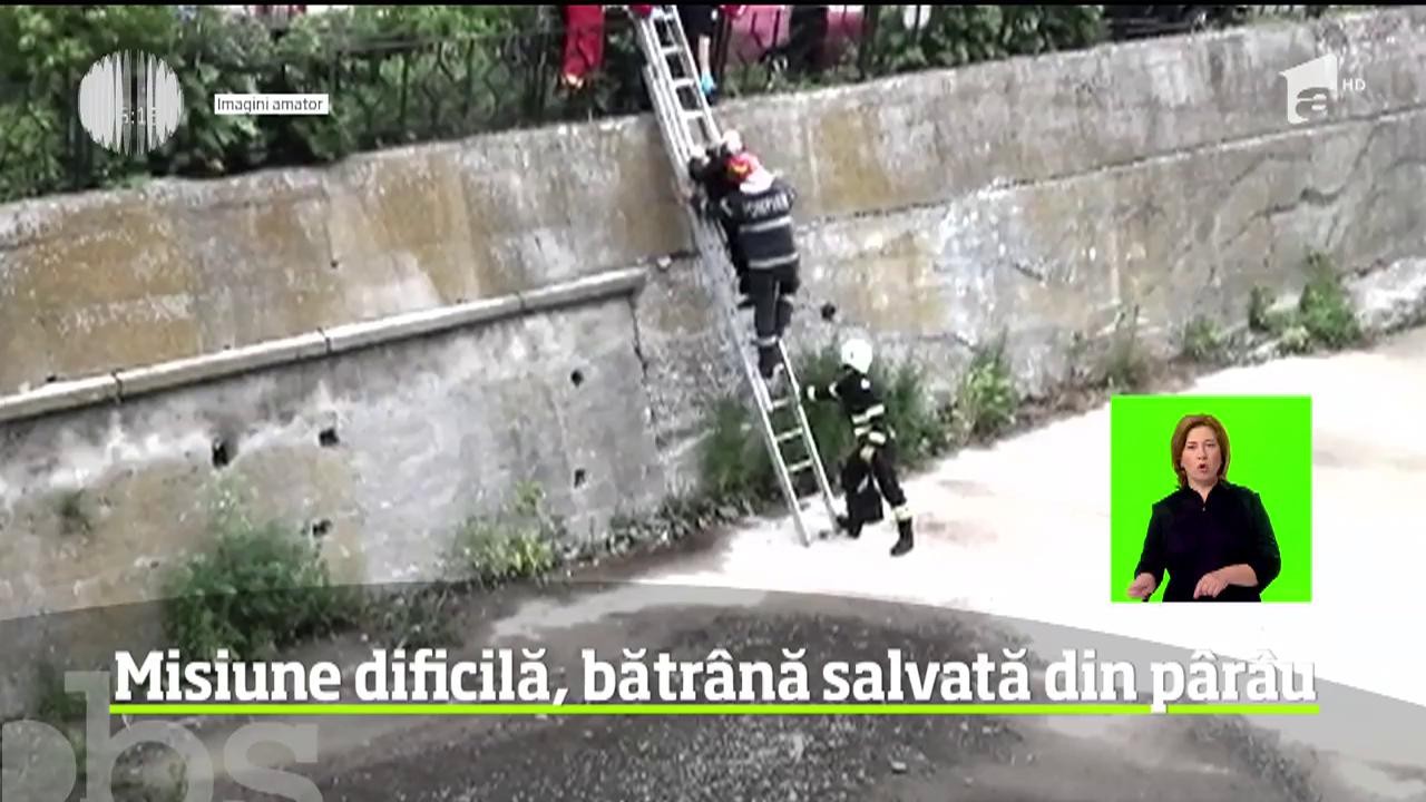 Acţiune de salvare dificilă &icirc;n Neamţ. Pompierii au fost chemaţi să scoată din albia unui p&acirc;r&acirc;u o bătr&acirc;nă de 70 de ani