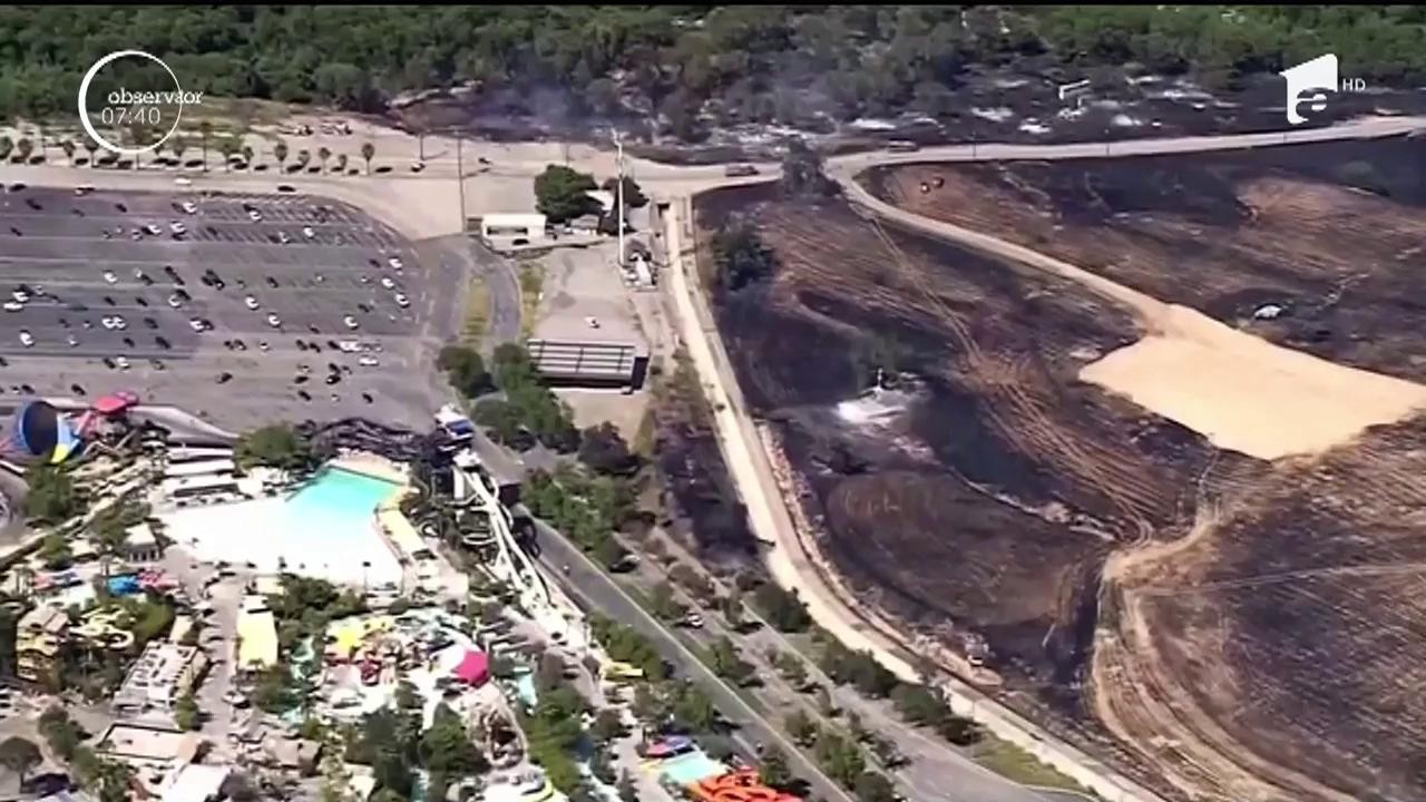 Două parcuri de distracţii din California au fost evacuate din cauza unui puternic incendiu de vegetaţie declanşat &icirc;n apropiere