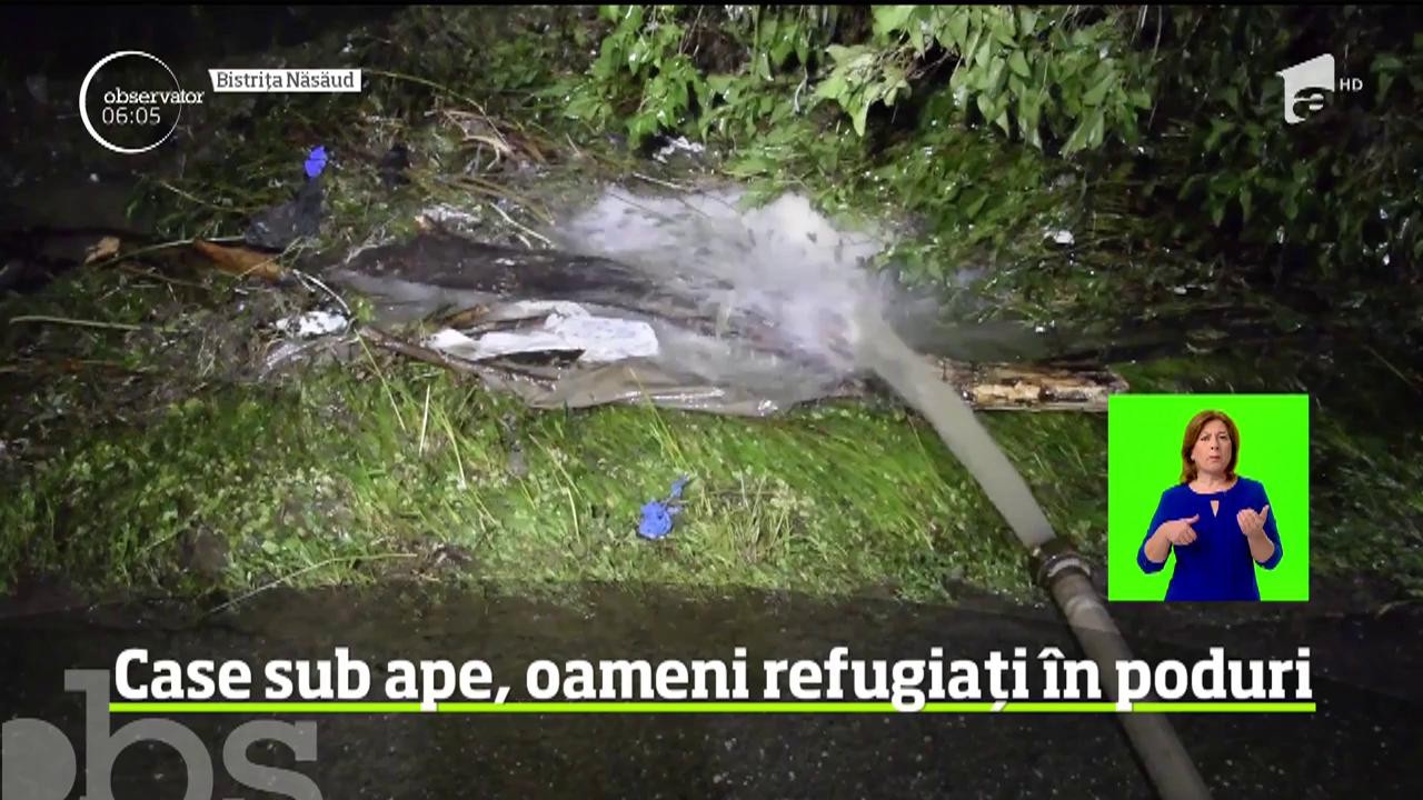 Vremea rea a lovit din nou Rom&acirc;nia. &Icirc;n Curtea de Argeş, v&acirc;ntul a smuls acoperişuri, iar ploaia cu gheaţă a inundat străzile