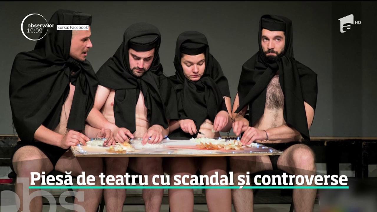 Patru tineri dezbrăcaţi m&acirc;nc&acirc;nd ceapă pe-o icoană - scena care a declanşat scandal uriaş &icirc;ntre Biserica Ortodoxă şi comunitatea gay