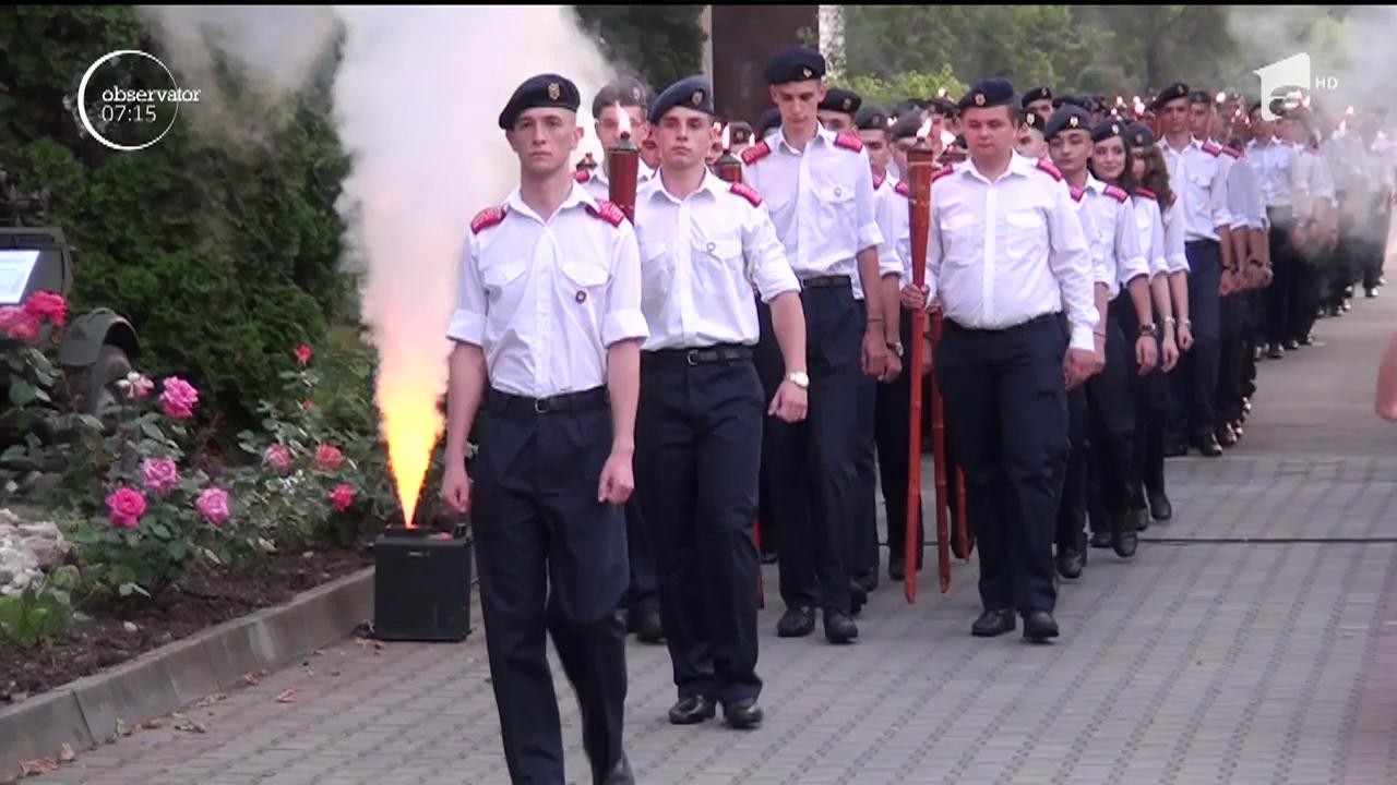 Seară plină de emoţie pentru elevii Colegiului Naţional Militar din Alba Iulia. Absolvenţii clasei a XII-a şi-au luat rămas bun de la liceu