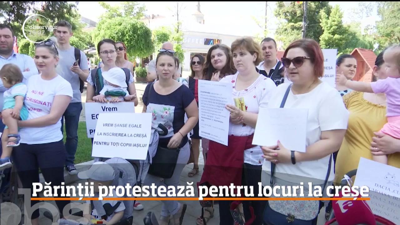 Aglomeraţia din creşele şi grădiniţele de stat scoate părinţii &icirc;n stradă! La Iaşi, zeci de oameni s-au str&acirc;ns &icirc;n faţa primăriei