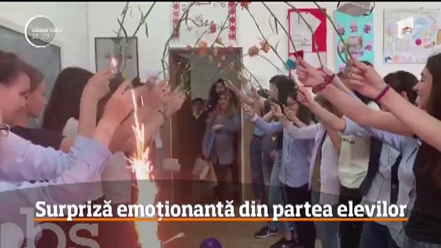 Elevii unui liceu din V&acirc;lcea, surpriză emoţionantă pentru diriginta lor