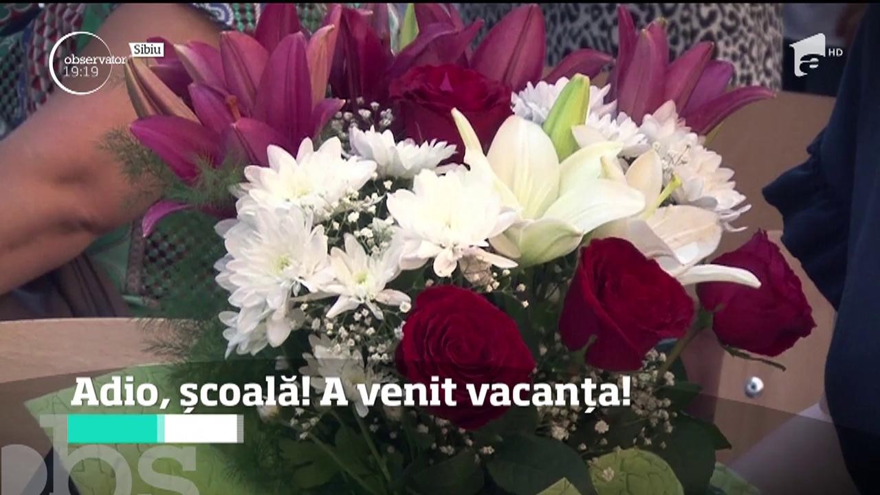 Adio, şcoală! A venit vacanţa! Absolvenţii de liceu au devenit nostalgici