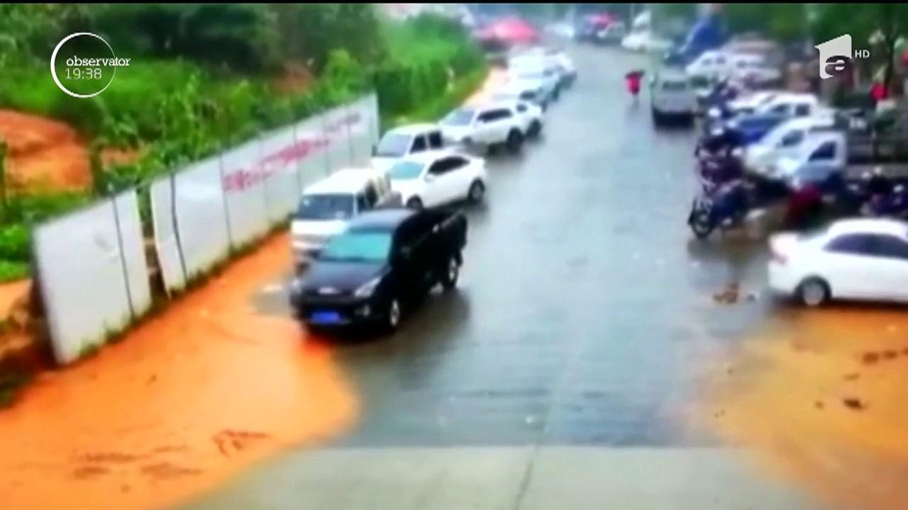Alunecare de teren, de proporţii catastrofale, filmată &icirc;n China