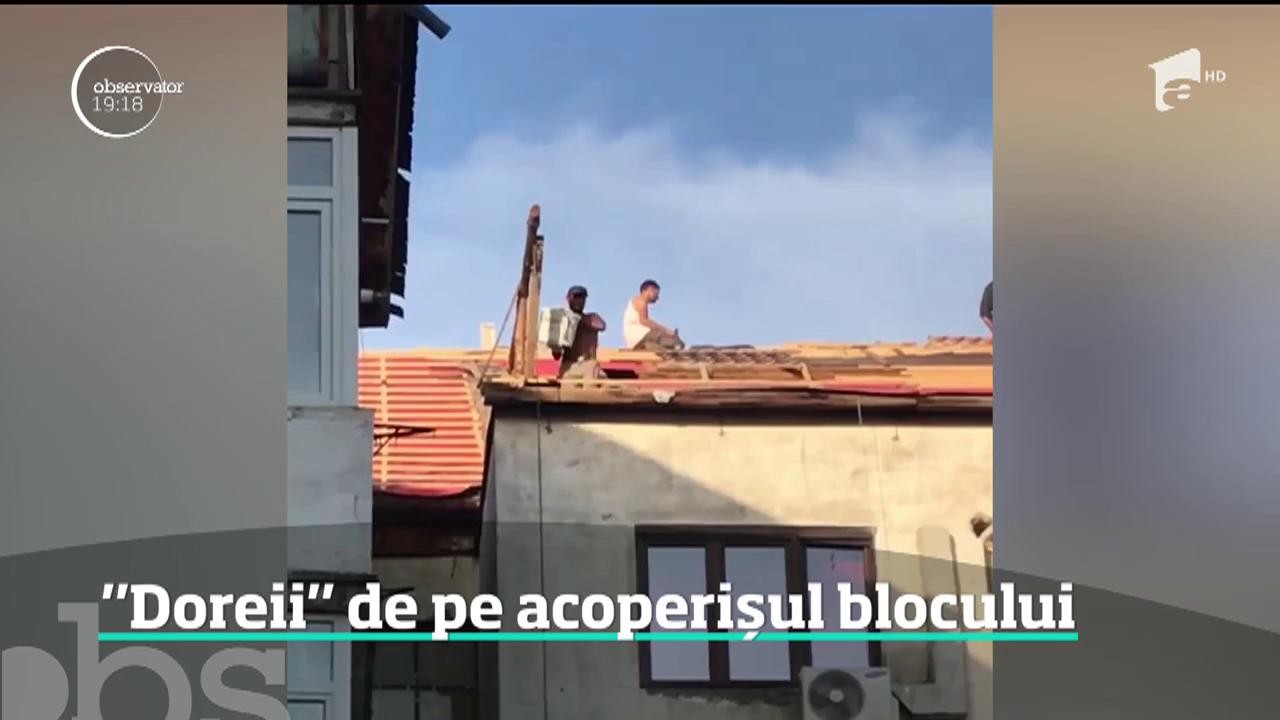 Doreii de pe acoperișul blocului. Mai mulţi muncitori din Zalău scapă de moloz &icirc;ntr-un mod periculos
