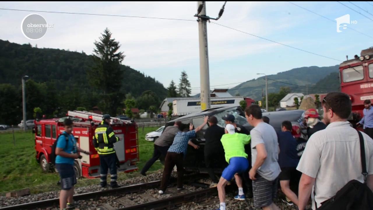 Accident devastator la intrarea &icirc;n C&acirc;mpulung Moldovenesc. Șoferul unui bolid, lovit &icirc;n plin de tren şi t&acirc;r&acirc;t peste 100 de metri pe şine