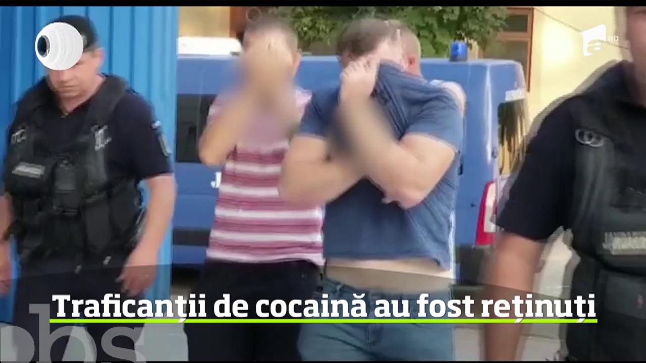 Traficanții prinşi &icirc;n timp ce &icirc;ncercau să v&acirc;ndă un kilogram de cocaină, reținuți