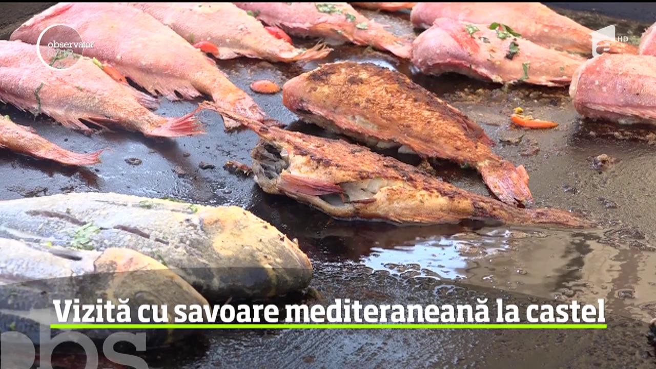 Turiștii care au ajuns la Castelul Corvinilor din Hunedoara, &icirc;nt&acirc;mpinați cu fructe de mare şi preparate de peşte