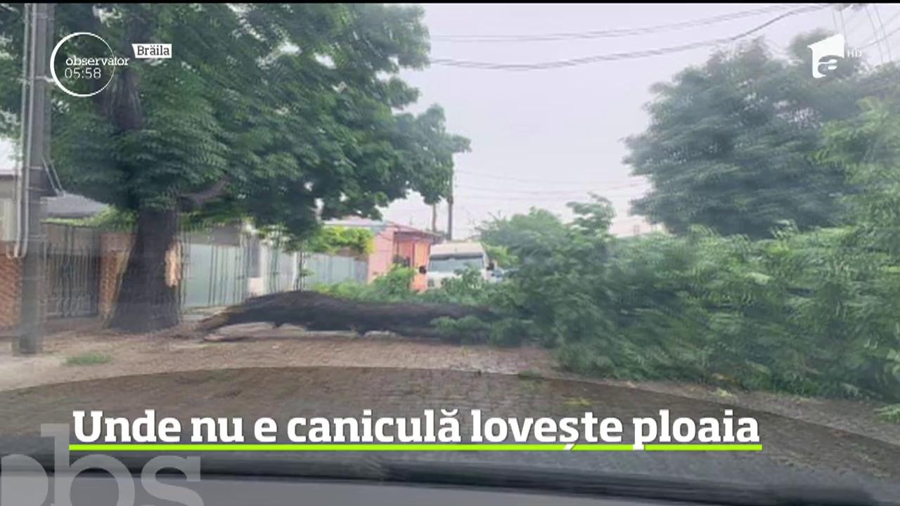 Unde nu este caniculă lovește ploaia. &Icirc;n Brăila străzile au fost inundate, iar Piteşti apa a blocat cu pietriș o intersecţie