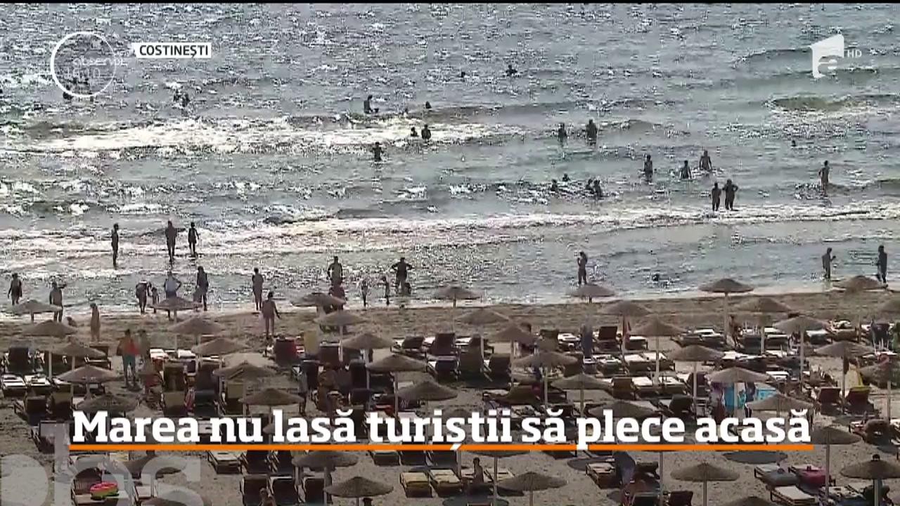 Marea nu lasă turiștii să plece acasă