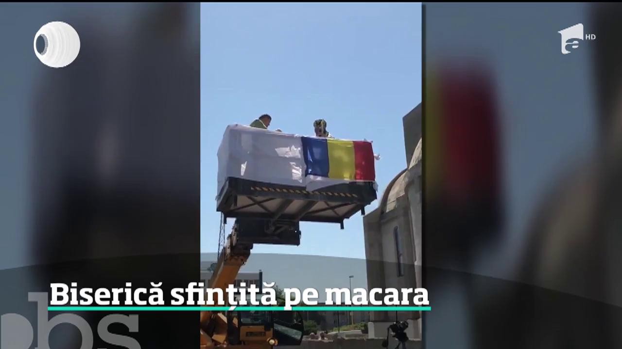 Arhiepiscopul Tomisului a sfinţit o biserică pe macara