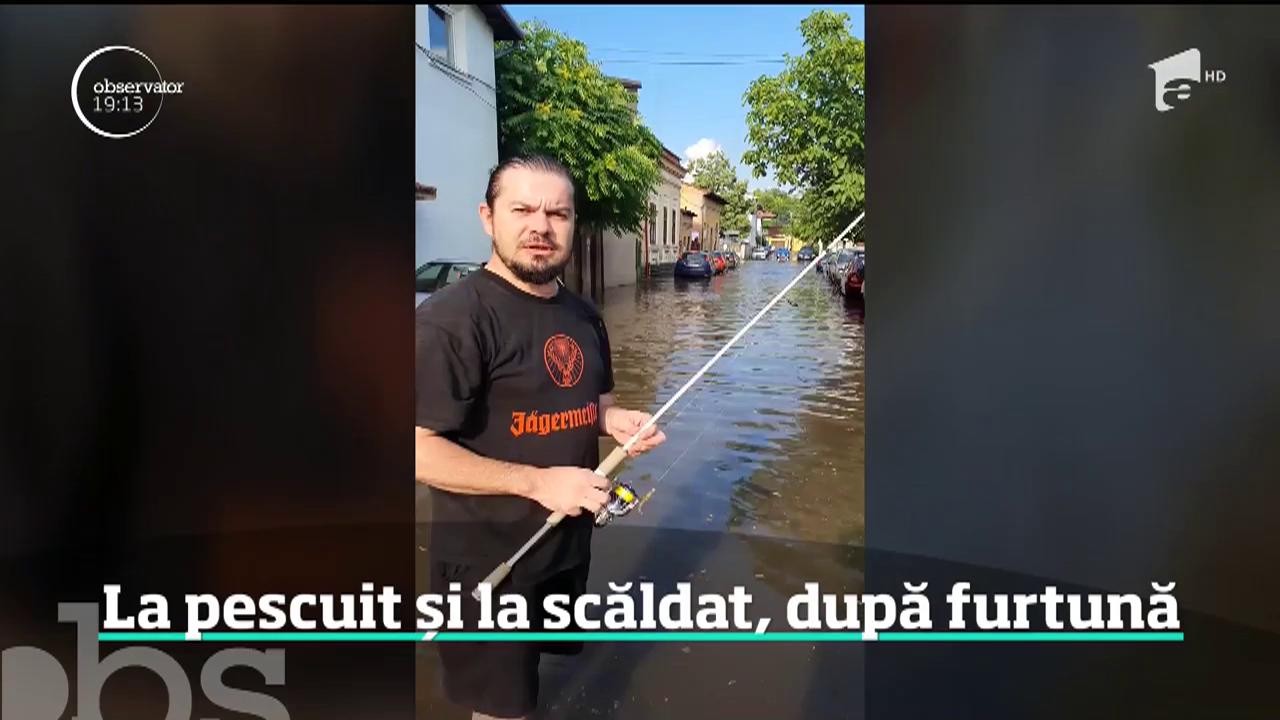 Ploaia a fost motiv de bucurie pentru nişte copii din Capitală. Aceştia s-au scăldat &icirc;n apa care avea aproape 30 de centimetri ca pe ştrand