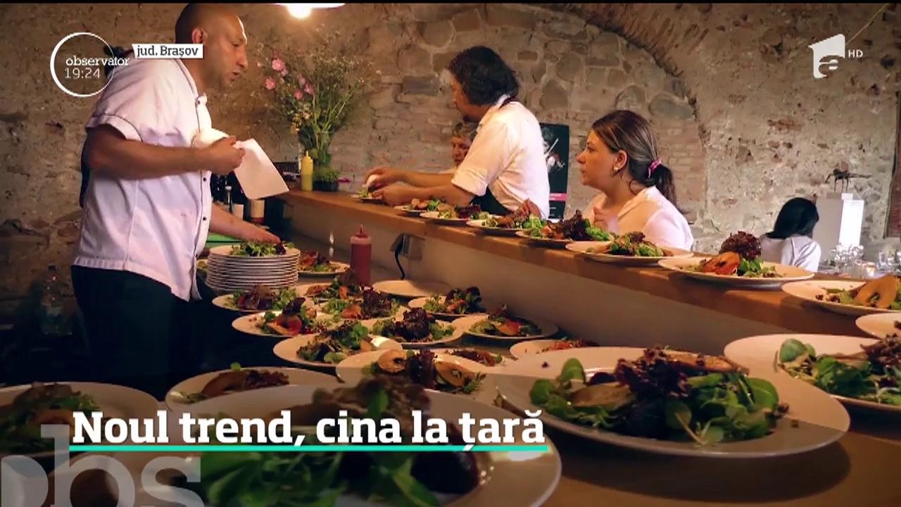Sătui de agitaţia urbană, rom&acirc;nii se &icirc;ntorc la viaţa simplă de la sat. &Icirc;şi petrec weekendurile printre localnici și măn&acirc;ncă preparate tradiţionale gătite de ei