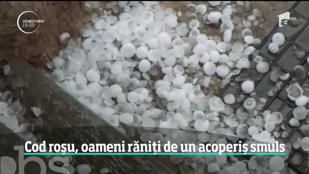 &Icirc;n cea mai fierbinte zi din an, furtunile violente au făcut victime. Un acoperiş smuls de v&acirc;ntul puternic s-a prăbuşit peste două persoane