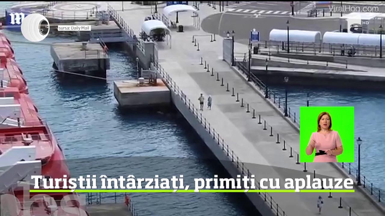 Trei turişti care au intarziat şi după care aştepta toată lumea, au fost primiţi cu aplauze şi fluierături, c&acirc;nd, &icirc;n sf&acirc;rşit, şi-au făcut apariţia