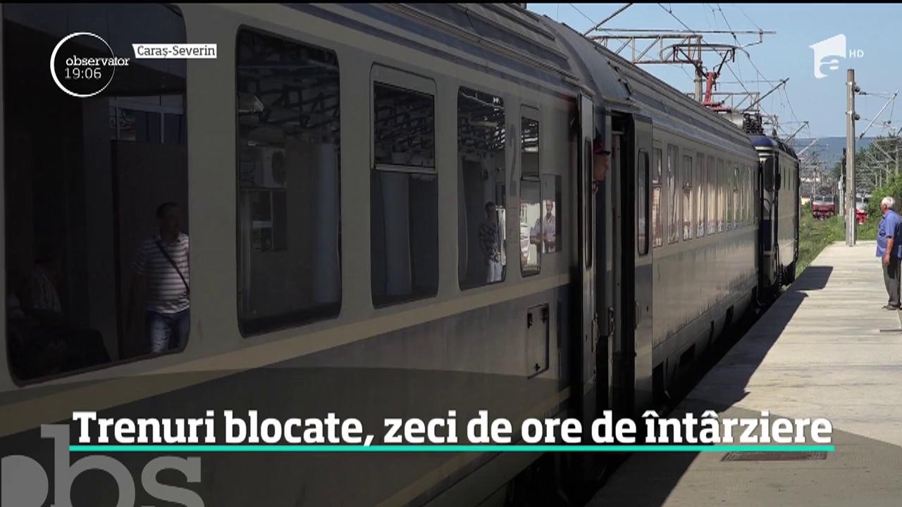 Zeci de ore de &icirc;nt&acirc;rziere au acumulat trenurile pline cu sute de pasageri, după ce copacii rupţi de vijelie au blocat şinele