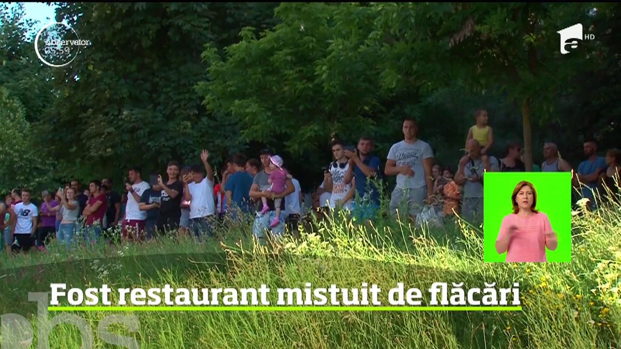 Incendiu violent &icirc;n Piteşti. Un fost restaurant din oraş a ars ca o torţă, iar flăcările uriaşe au mistuit complet localul