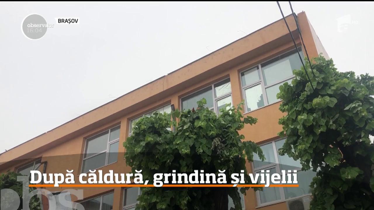 Systematically root Razor Acoperişul unui liceu din Bacău a fost luat de o furtună puternică | Antena  1