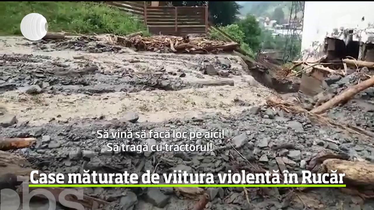 Un p&acirc;r&acirc;u transformat &icirc;n torent a devastat mai multe case din localitatea Rucăr