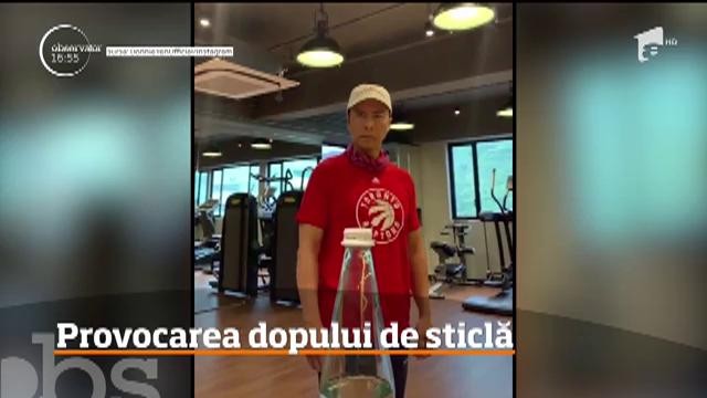 Provocarea &icirc;n care oamenii deschid capacele sticlelor cu piciorul