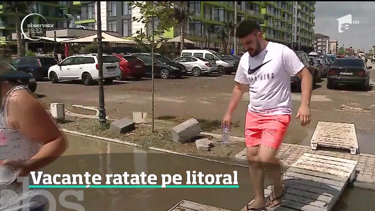 Şantierele de pe litoral strică vacanţa turiştilor. &Icirc;n Eforie Nord şi Năvodari oamenii au nevoie de cizme de cauciuc &icirc;n loc de şlapi