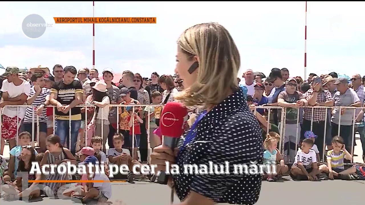 Acrobații pe cer ale aeronavelor militare şi civile, la malul mării