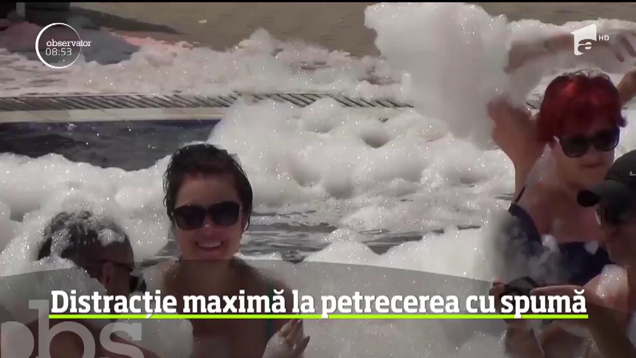 Distracție maximă la petrecerea cu spumă din staţiunea Băile Felix, judeţul Bihor