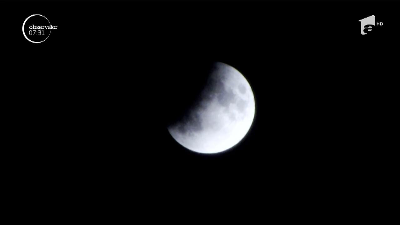 A fost o noapte &icirc;n care luna ne-a ţinut pe mulţi dintre noi cu ochii spre cer