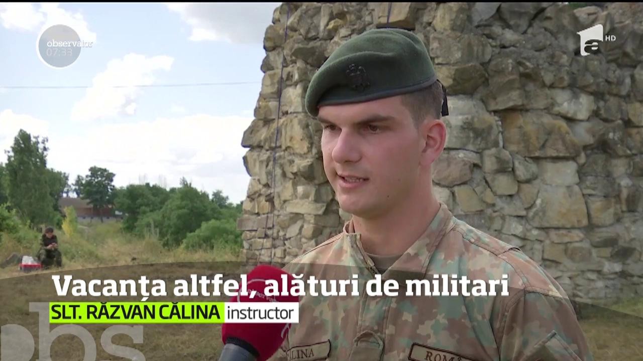 Elevi &icirc;n tabăra de cercetași a Armatei