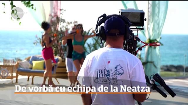 Echipa Neatza cu Răzvan și Dani, ne salută de la mare. Imagini din "platoul" de la mare