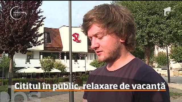 Cititul &icirc;n public, relaxare de vacanță