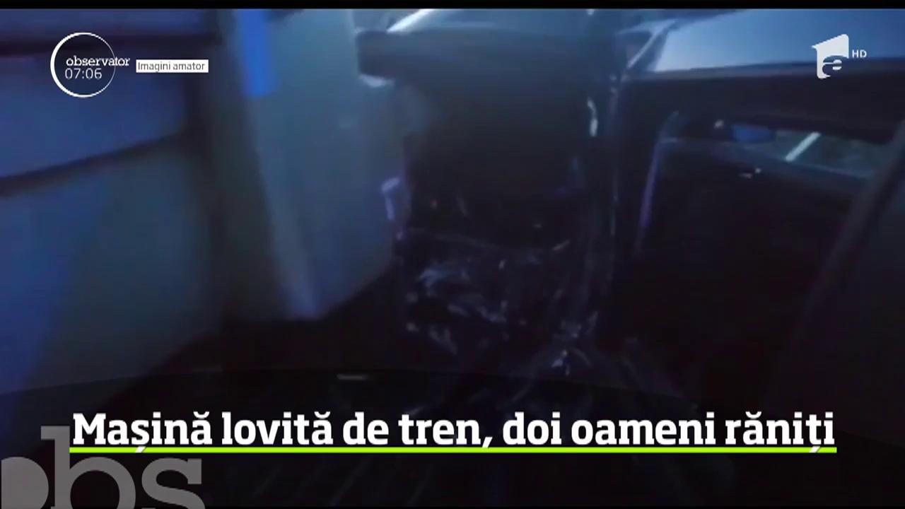 O familie a scăpat ca prin minune după ce maşina &icirc;n care se afla a fost lovită de tren